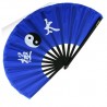 Eventail lamelles bambou, imprimé Yin Yang & Calligraphies - BLEU